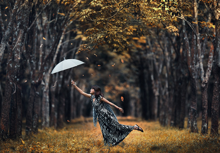 Идеи для осенней фотосессии на природе - девушка с зонтом