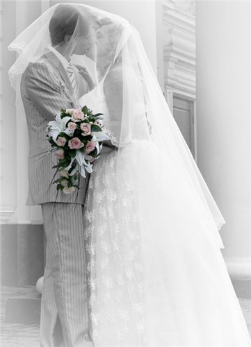 При обработке свадебных фотографий в Фотошопе можно оставить одну деталь в цвете