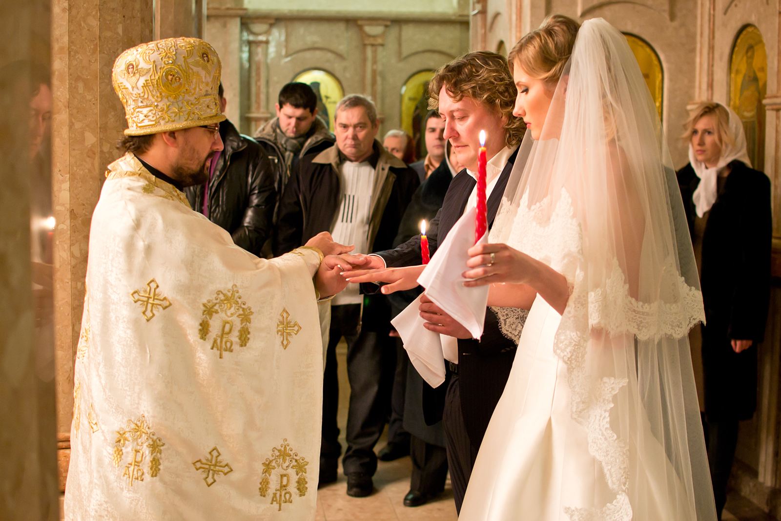 Церемония в церкви. Венчальное платье. Свадьба в церкви. Таинство венчания в православной церкви.