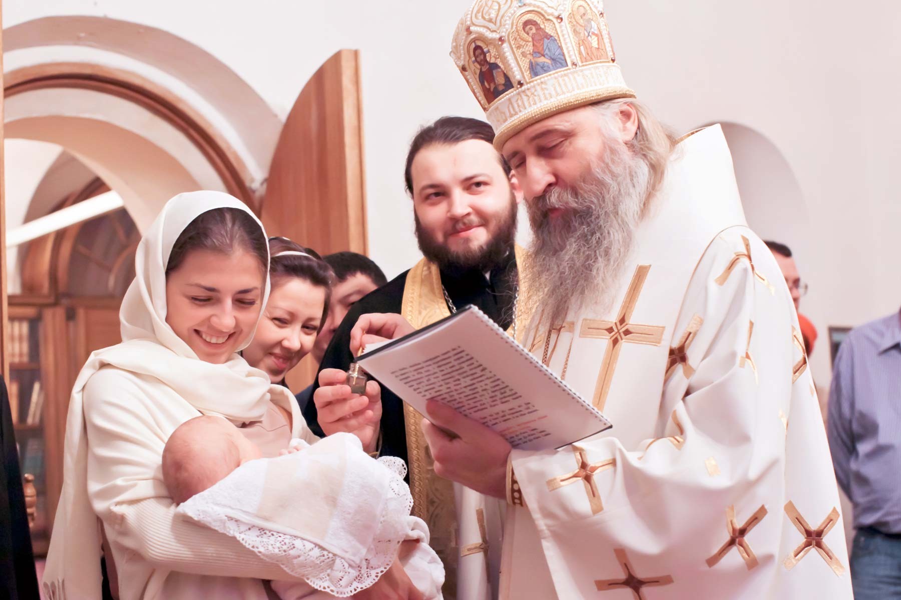 Обязательно ли крестная должна быть замужем. Можно ли крёстным родителям жениться друг с другом после крещения.